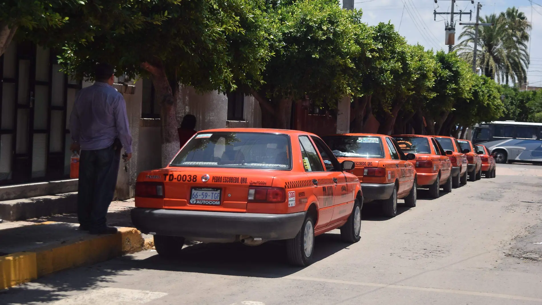 Concesionarios de transporte público piden combatir taxis “pirata” en Pedro Escobedo. Foto Jacob Cabello